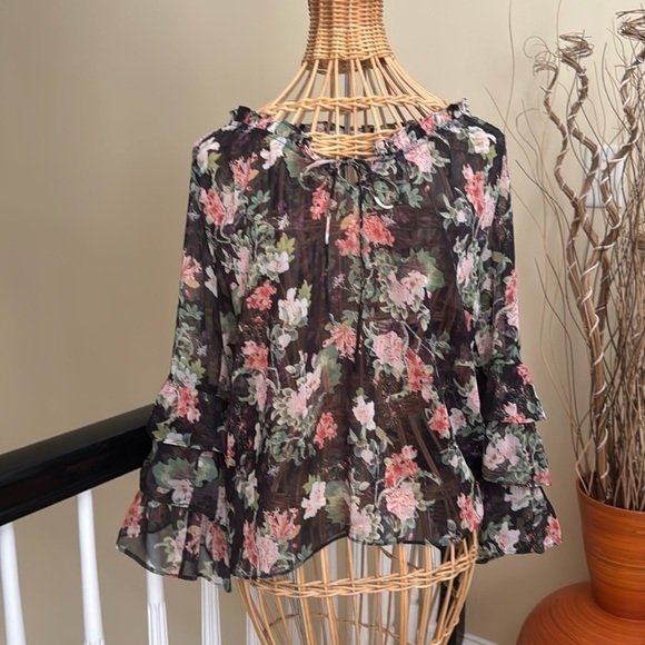 Alice + Olivia Kallie black blouse with beautiful flowers - Picture 1 of 9